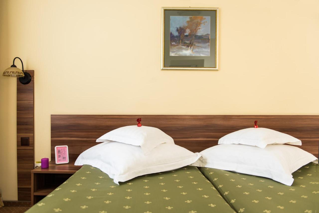 Hotel Lyra Oradea Exterior photo